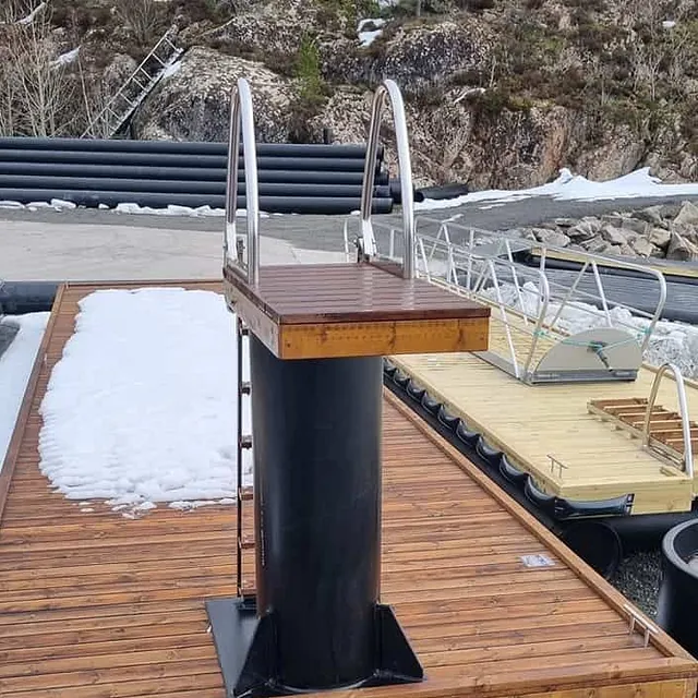 Tømmerflåte med påmontert stupebrett og snørest